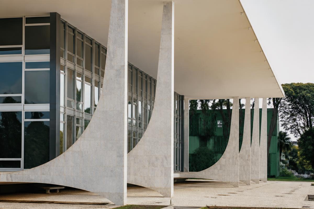 Fachada de edifício institucional com colunas de mármore