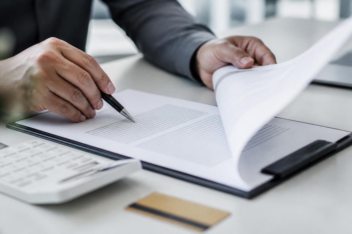 Análise de contrato de consumo sobre uma mesa de escritório
