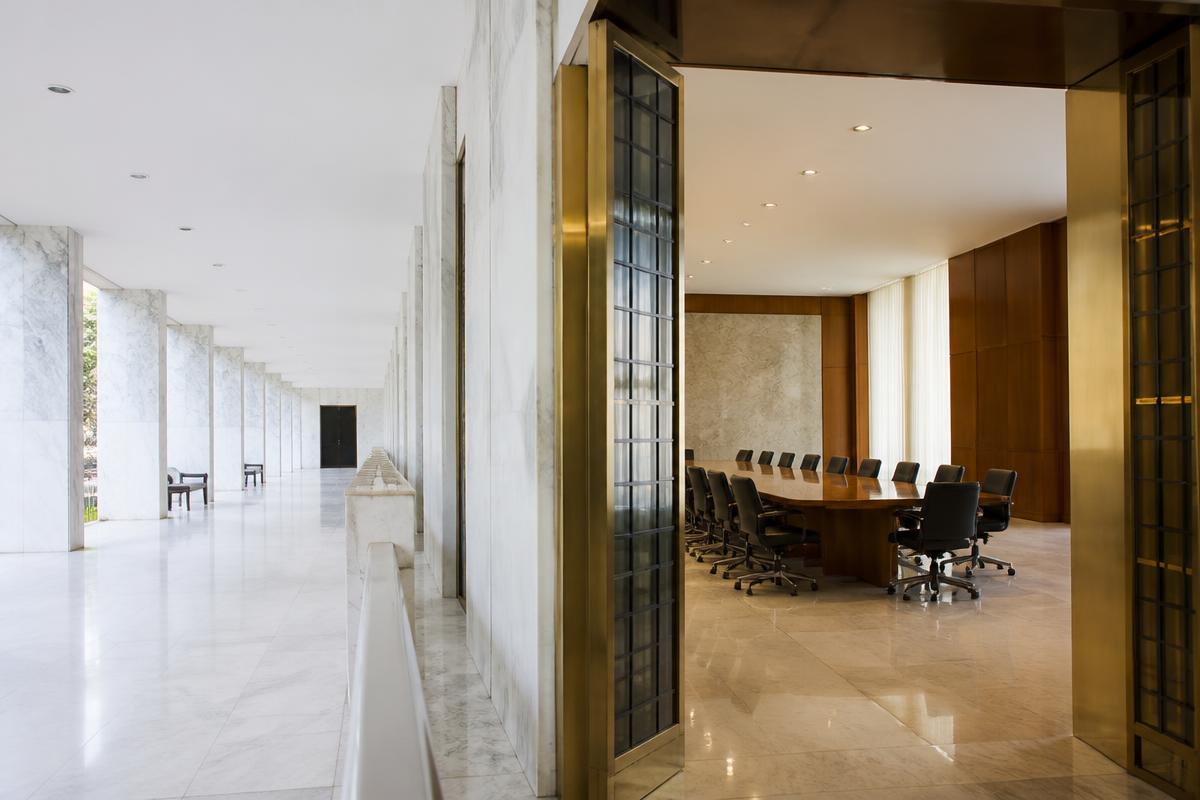 Corredor institucional de edifício público